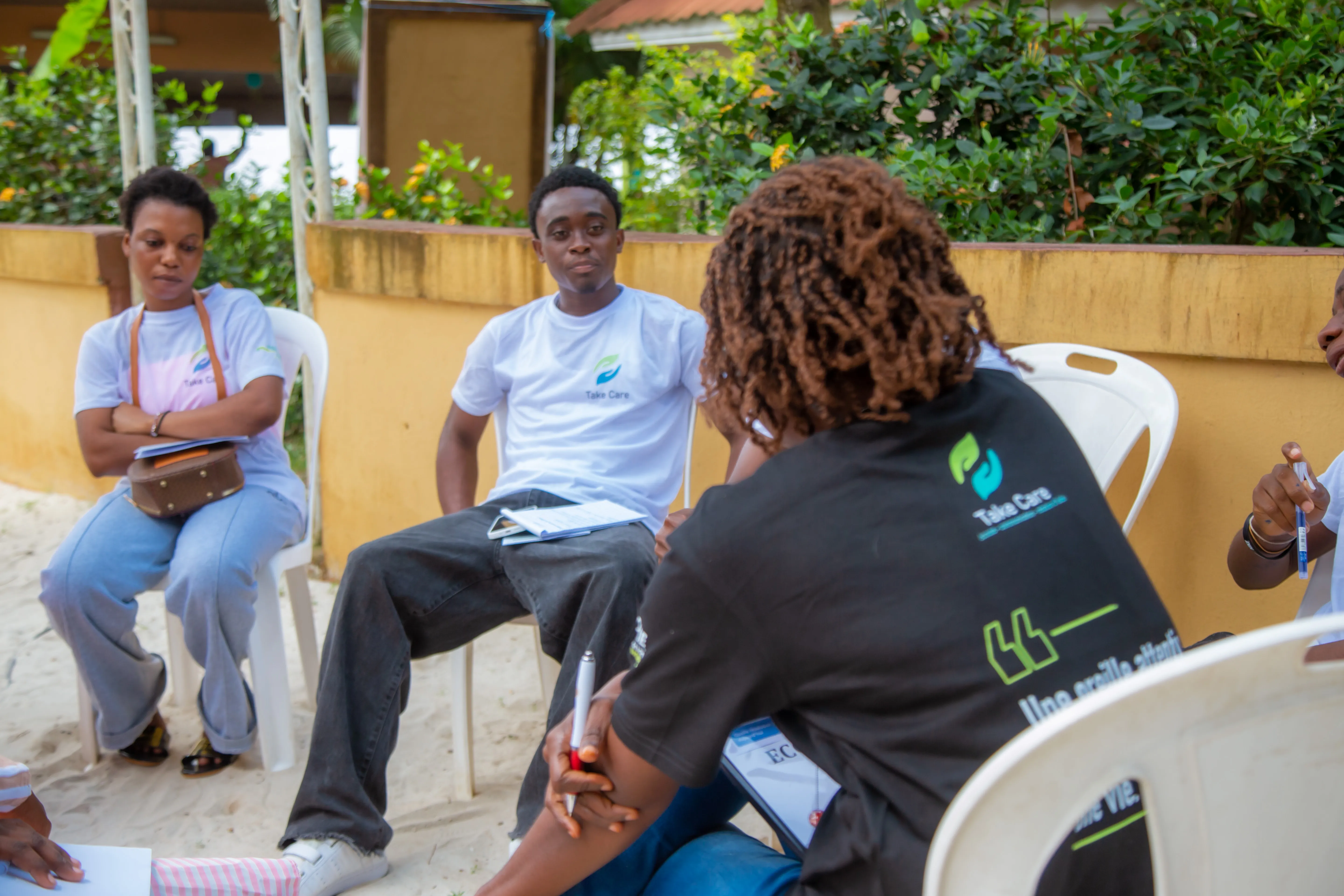 Un groupe de jeunes réuni en cercle pendant une session Take Care