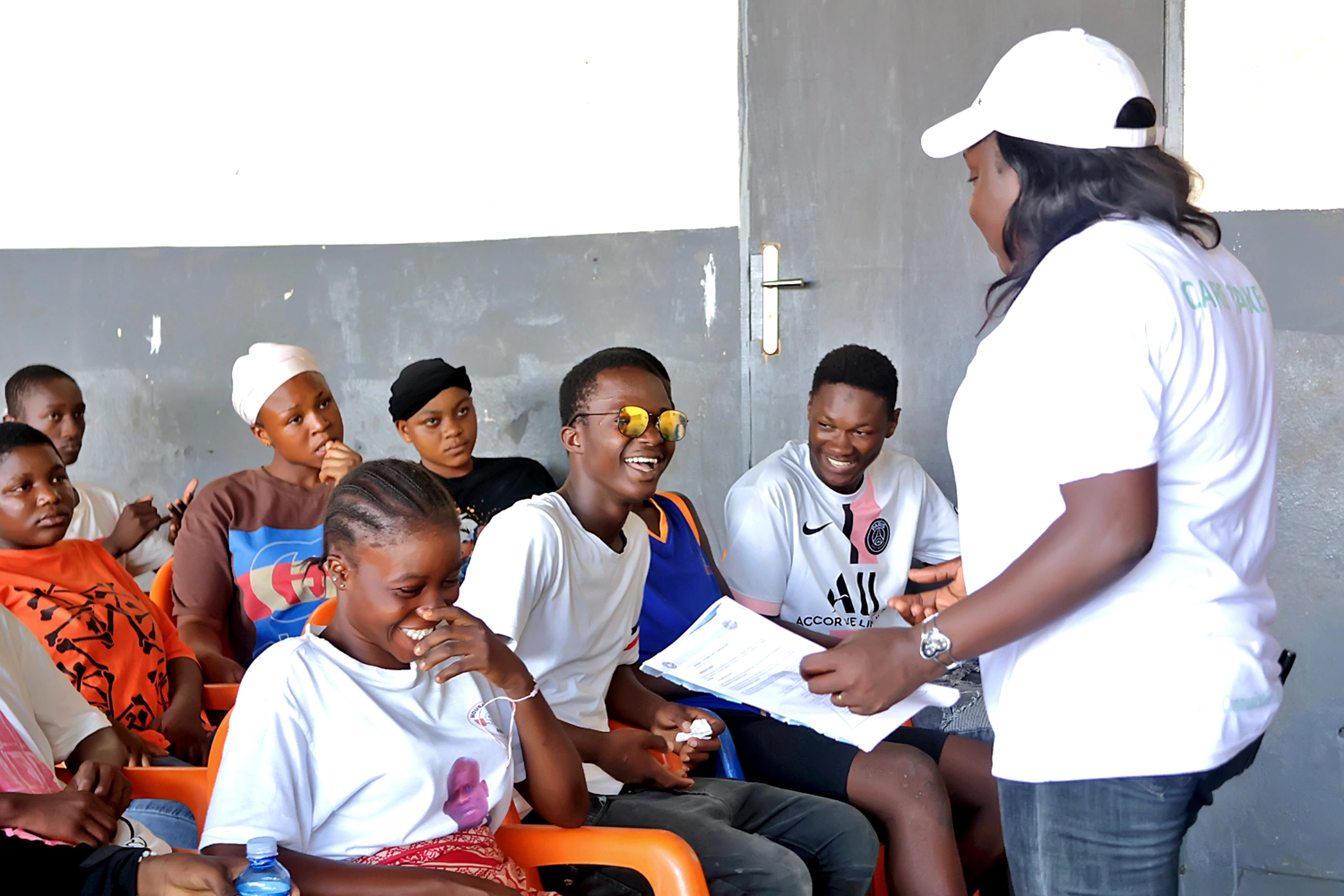 Des jeunes participent avec le sourire à un atelier Take Care